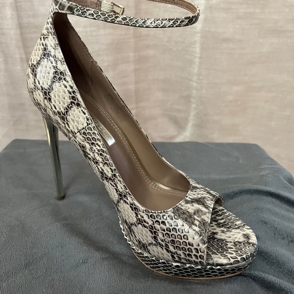 BCBG Maxazria Becky Snakeskin Pump sz 8 1/2 - Picture 6 of 6